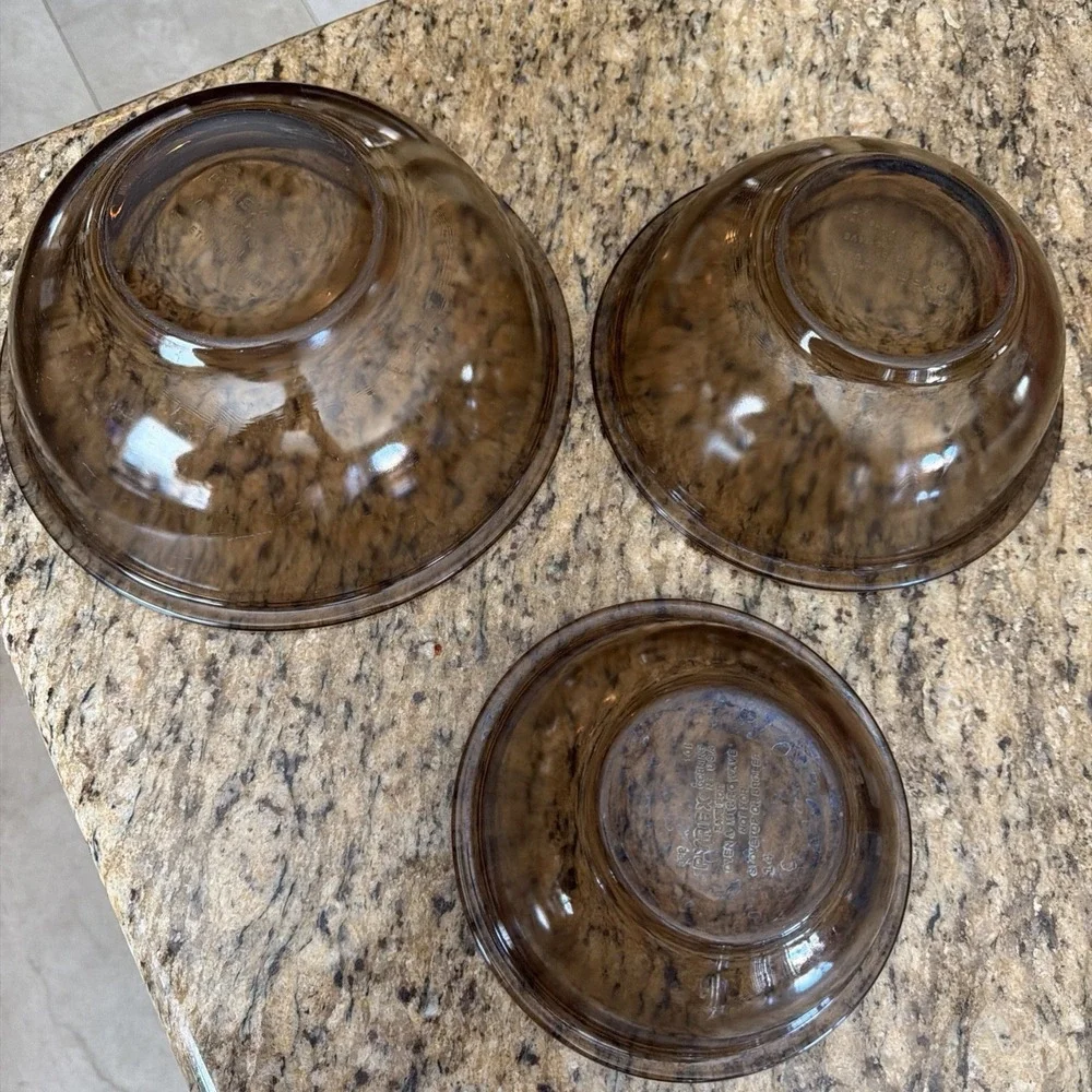 Vintage Pyrex Amber Brown Glass Nesting Mixing Bowls - Set of 3  #322 #323 #325